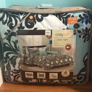 4 piece bed set twin/twin xl for college!!